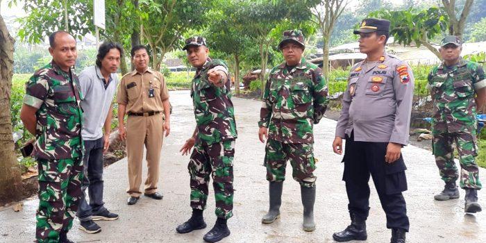 Komandan Kodim 0705/Magelang Tinjau Karya Bakti di Desa Girikulon Secang