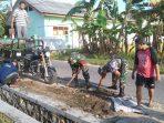 Ciptakan Lingkungan Sehat Koramil 0826-04 Galis Bersama Warga Desa Tobungan Bersih-bersih Desa