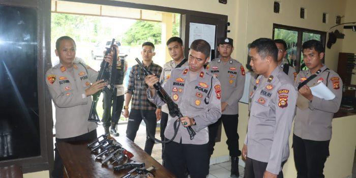 Kunjungi Polsek, Waka Polres OKU Selatan Cek Kondisi Kendaraan Dinas dan Senpi Anggota