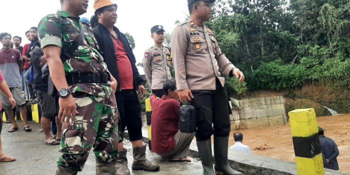 Kapolsek Buay Sandang Aji dan Kisam Tinggi Bantu Warga Terdampak Banjir di OKU Selatan