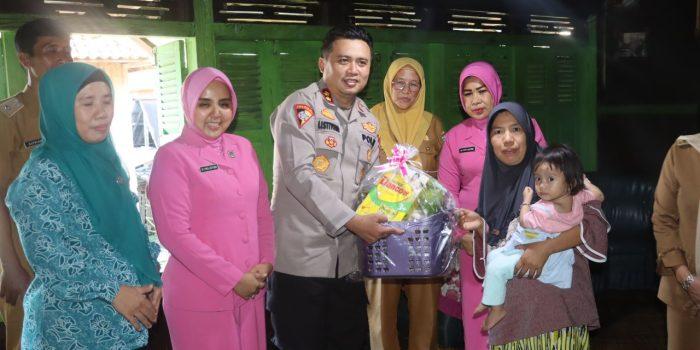 Dukung Penurunan Stunting, Kapolres OKU Selatan Sambangi Anak Asuh