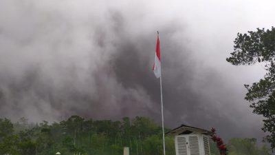 Gunung Merapi Muntahkan APG, Hujan Air Disertai Abu Vulkanik Terjadi di Boyolali dan Magelang