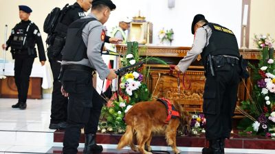 Dua Gereja Besar Disterilkan Oleh Tim Jibom Gegana dan K9 Polres Magelang Kota