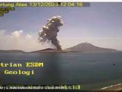 Gunung Anak Krakatau Semburkan Abu Vulkanik Ratusan Meter