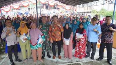 Pj Bupati OKI Salurkan Bantuan 1,3 Ton Beras untuk 266 KK Terdampak Banjir di Tanjung Lubuk