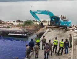 50 Personel Polres OKU Selatan Kawal Pembongkaran Bangunan di Bibir Pantai Danau Ranau