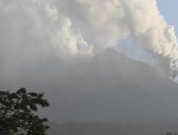 Waspada Erupsi Gunung Lewotobi, PVMBG Imbau Warga Gunakan Masker