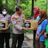 Kapolda Jateng Berikan Bantuan Kepada Warga di TPSA Banyuurip Magelang