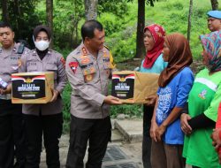 Kapolda Jateng Berikan Bantuan Kepada Warga di TPSA Banyuurip Magelang