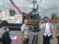 Cek Stok Beras, Tim Satgas Pangan Bareskrim Mabes Polri Kunjungi Pelabuhan Bom Baru