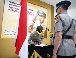 Kapolres Metro Bekasi Pimpin Upacara Penyerahan Jabatan, Kenaikan Pangkat Pengabdian dan Pelepasan Purna Bakti di Polres Metro Bekasi