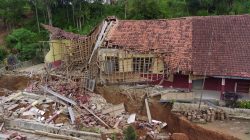 Petugas BPBD Evakuasi Warga Terdampak Pergerakan Tanah di Bandung Barat