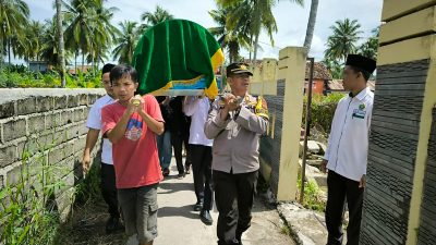 Personal Polres OKU Selatan Peduli Kedukaan Bantu Angkat Keranda Jenazah