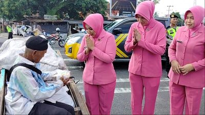 Berkah Ramadhan, Personil Polres OKU Selatan dan Bhayangkari Bagi Takjil