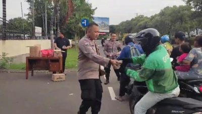 Ramadhan Berkah, Polsek Medan Satria Bagikan Takjil Gratis kepada Ojol