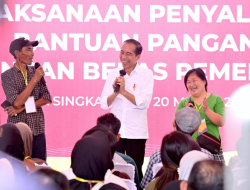 Presiden Jokowi Serahkan Bantuan Pangan ke Masyarakat Kota Singkawang