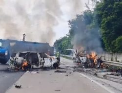 Kecelakaan Maut Km 58 Tol Cikampek 9 Orang Meninggal Dunia Polisi: Gran Max Menepi Lalu Ditabrak 