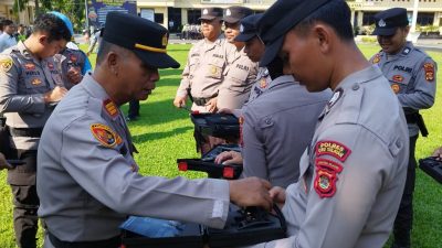 Jelang Operasi Ketupat Musi 2024, Kabag Logistik Polres OKU Selatan Cek Tongkat Baton