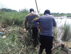 Kapolsek Pebayuran Evakuasi Mayat Tanpa Identitas di Sungai Citarum