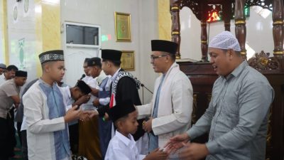 Kapolres Aceh Timur Bersama Pejabat Utama dan Para Kapolsek Sholat Ied di Masjid Babuttaqwa
