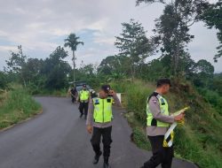 Personil Polres OKU Selatan Pasang Police Line di Lokasi Longsor