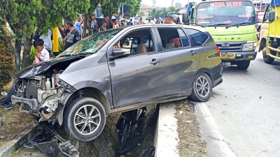 Diduga Rem Tak Berfungsi, Sebuah Mobil Tabrak Dua Sepeda Motor