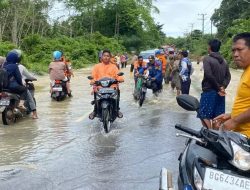 Ruas Jalan Tergenang Air, Petugas Dishub PALI dan Tim Gabungan Atur Lalu Lintas