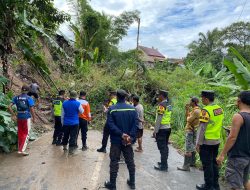 Personil Polres OKU Selatan Bersama Instansi Terkait Bersihkan Material Longsor