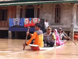 Berperahu Sampan, Kapolres OKU dan Bhayangkari Distribusikan Sembako Bantuan Kapolda Sumsel