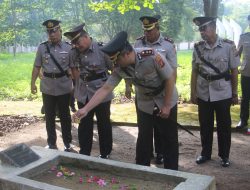 Kenang Jasa Pahlawan, Polres OKU Selatan Gelar Upacara dan Tabur Bunga di TMP