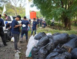 Jaga Lingkungan, PTBA Ajak Masyarakat Bersih-bersih Sungai Enim