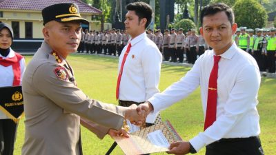 Apel Jam Pimpinan, Kapolresta Magelang Beri Penghargaan Personel Berprestasi