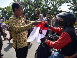 Pemkab OKI Bagikan 1.500 Bendera Merah Putih