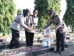 HUT Polwan Ke-79, Polwan Polda Sumsel Gelar Ziarah Kubur dan Tabur Bunga