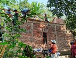 Babinsa Koramil 19/ Kuwarasan Bantu Perbaikan Atap Rumah Warga