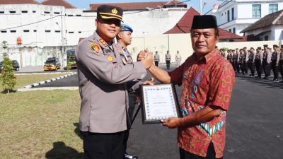 Berdedikasi Jaga Keamanan, Seorang Warga Terima Penghargaan dari Kapolres Magelang Kota