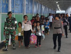 Satgas Pamtas Yonarmed 11 Kostrad Berikan Pengawalan Ratusan Pekerja Migran