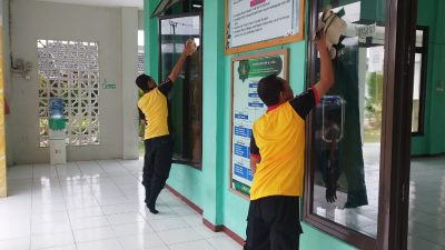 Kapolsek Sukatani Pimpin Kegiatan Bersih Bersih tempat Sarana Ibadah