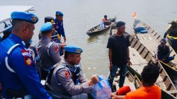 Dengan Kapal Ditpolairud, Karo Provoost Div Propam Polri Susuri Sungai Musi Berbagi Sembako