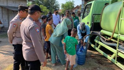 Kapolsek Tambelang laksanakan pengamanan pendistribusian Air bersih untuk Masyarakat