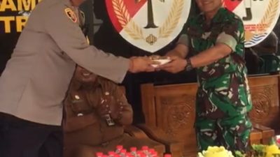 Kapolsek Tarumajaya datangi Koramil, berikan kejutan dalam rangka HUT TNI ke – 79