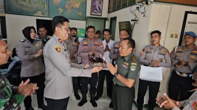 Polsek Cikarang Selatan datangi Koramil, berikan kejutan dalam rangka HUT TNI ke -79