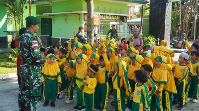 PAUD Al-Ikhlas Adakan Kunjungan Edukasi ke Kotis Satgas Pamtas Yonarmed 11 Kostrad