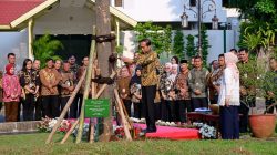 Presiden Jokowi dan Ibu Iriana Tanam Pohon di Istana, Simbol Pelestarian Lingkungan