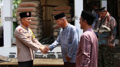 Kapolresta Magelang Bantu 50 Zak Semen untuk Masjid Al Muttaqin Tuksongo