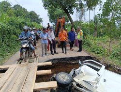 Akibat Hujan Deras, Jalan Penghubung Antar Kabupaten di OKU Selatan Amblas