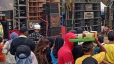 Pendukung Ribuan 02 Nikmati Cek Sound Horeg Bareng di Kediamannya Gus Makki