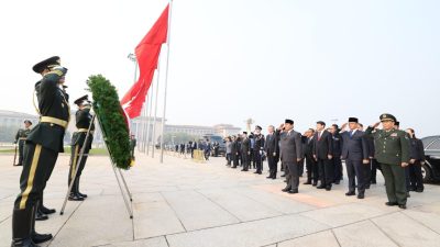 Presiden Prabowo Beri Penghormatan di Monumen Pahlawan Rakyat Tiananmen Square Beijing