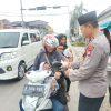 Turun langsung ke jalan, Polsek Cikarang Barat Bagikan Ratusan Takjil Gratis kepada Pengguna Jalan dan Masyarakat